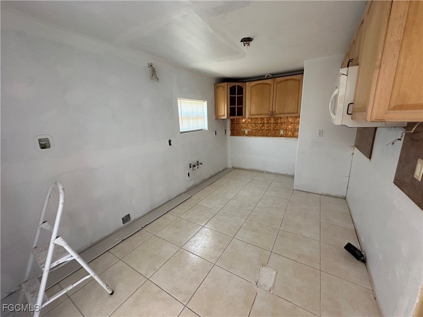 Excellent investment opportunity in this corner-lot home located - photo 9