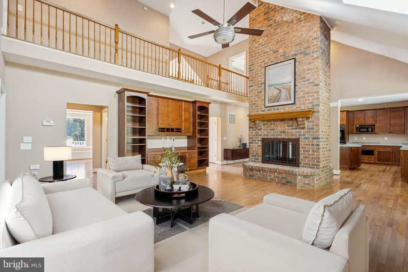 Welcome to a private estate that perfectly blends comfort - photo 10