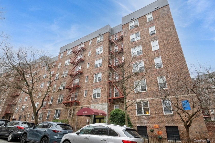 Spacious and Sunlit 2-Bedroom Coop in the Heart of Forest Hills - photo 2