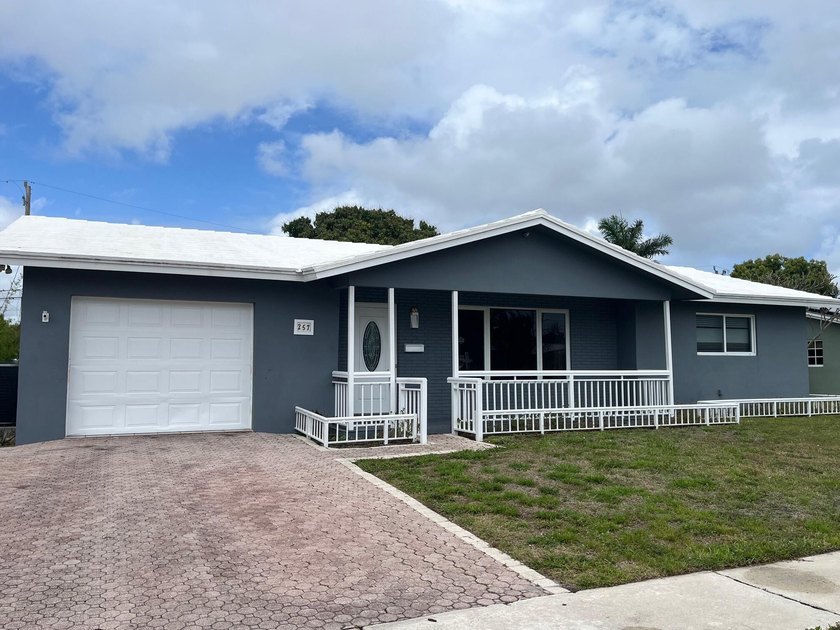 Exceptional 3BR/2BA home (2,332 sqft) in Boca with A-rated - photo 2