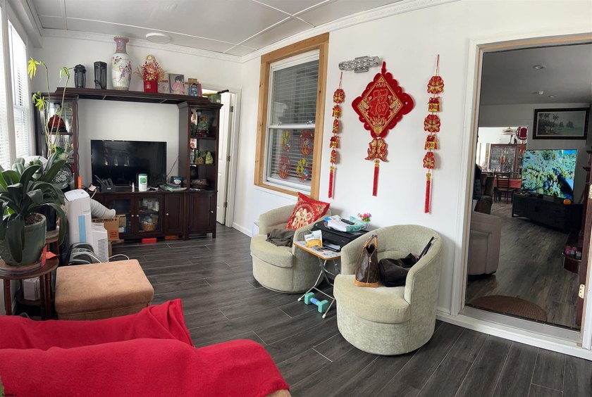 Exceptional opportunity to own a fully renovated legal triplex - photo 2