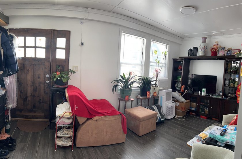 Exceptional opportunity to own a fully renovated legal triplex - photo 4