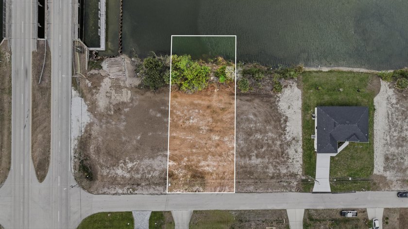 Clear lot on a freshwater canal in growing NW Cape Coral - photo 2