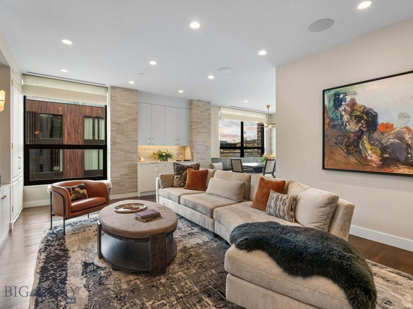 Welcome to this stunning, high-end furnished condo, ideally - photo 11