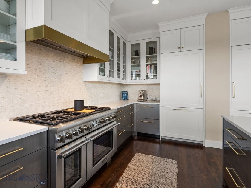 Welcome to this stunning, high-end furnished condo, ideally - photo 32
