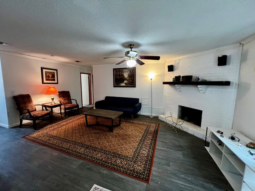 Charming 3BR/2B home with an open concept living area, cozy - photo 4