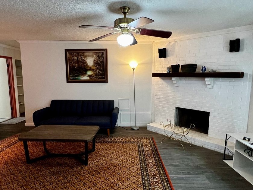 Charming 3BR/2B home with an open concept living area, cozy - photo 5