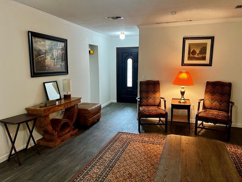 Charming 3BR/2B home with an open concept living area, cozy - photo 6