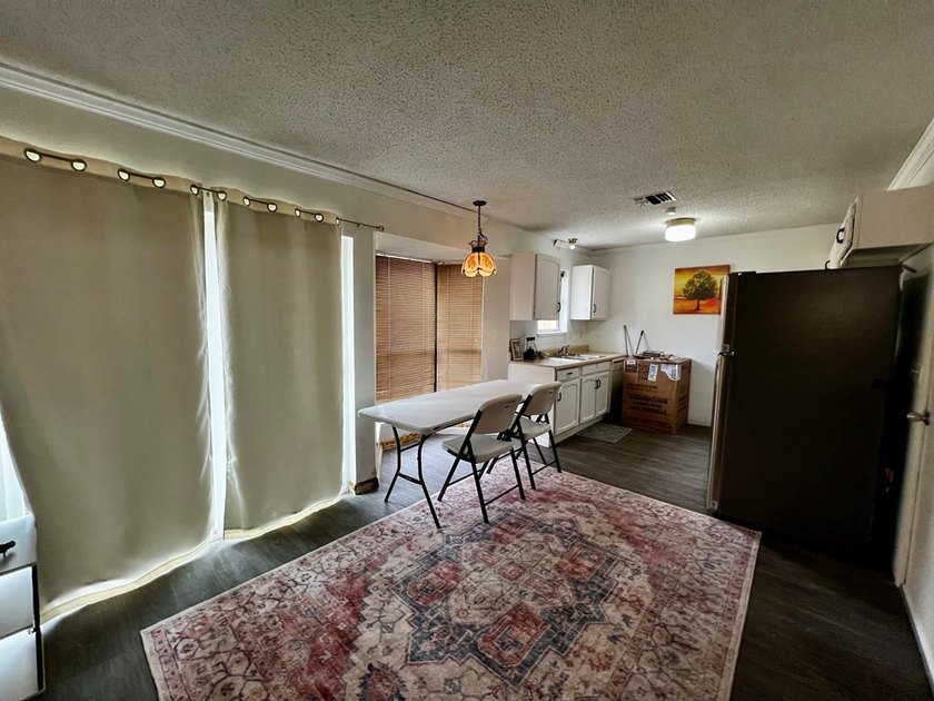 Charming 3BR/2B home with an open concept living area, cozy - photo 7
