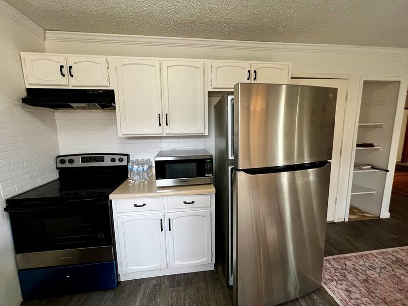 Charming 3BR/2B home with an open concept living area, cozy - photo 9