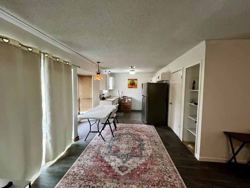 Charming 3BR/2B home with an open concept living area, cozy - photo 10