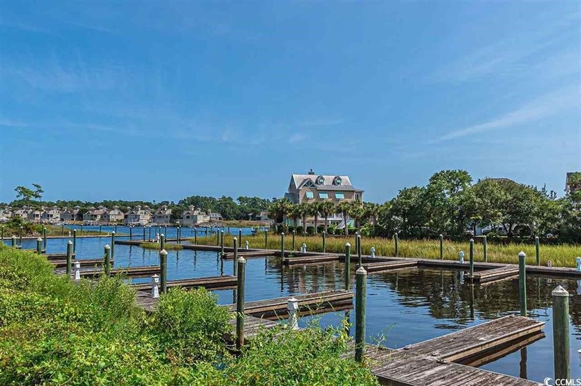 Turn-key 2BR/2BA end unit condo with stunning Intracoastal - photo 6
