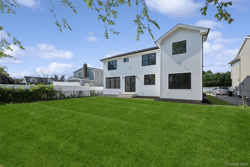 Brand-New Custom Colonial in the Heart of Merrick - Move-In - photo 7