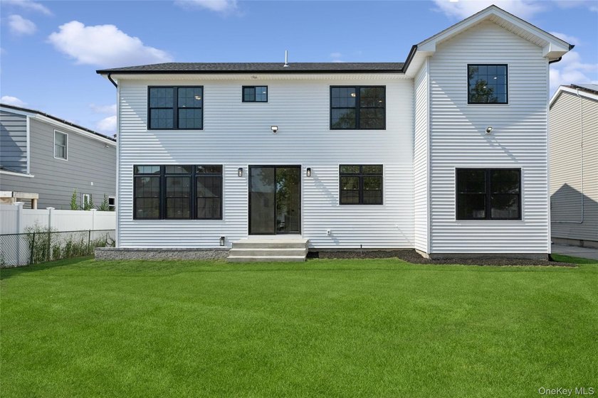 Brand-New Custom Colonial in the Heart of Merrick - Move-In - photo 8