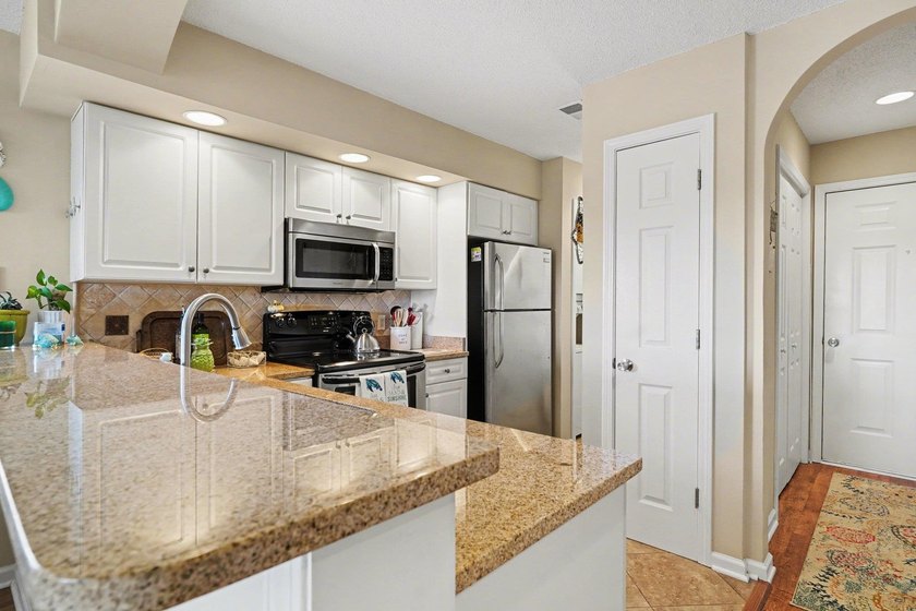 Turn-key 2BR/2BA end unit condo with stunning Intracoastal - photo 10