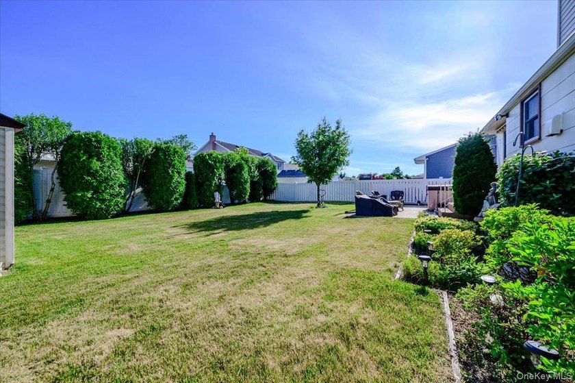Classic Cape Cod charm meets exceptional versatility in this - photo 4