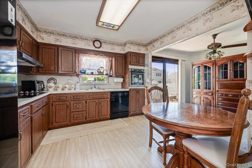 Classic Cape Cod charm meets exceptional versatility in this - photo 10