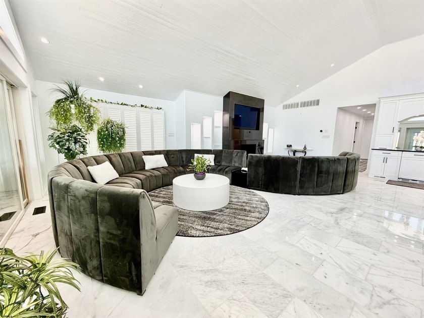 Experience the ultimate island lifestyle in your Contemporary - photo 5