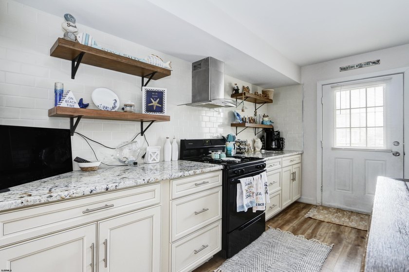 INCREDIBLE  POTENTIAL - nearby seasonal rentals have reportedly - photo 7