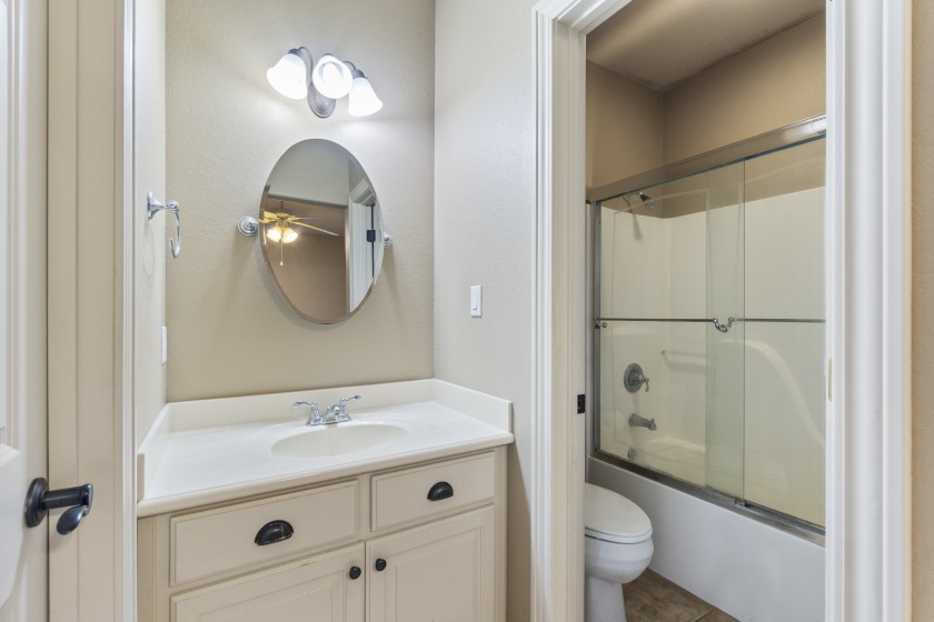 Second ensuite guest bath - photo 22