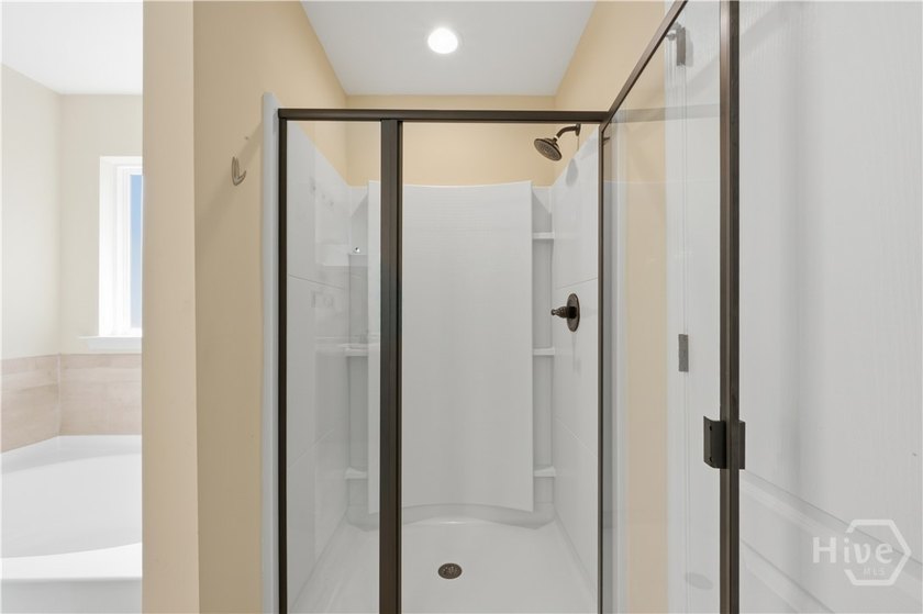 Offering space, thoughtful updates, and everyday convenience - photo 15