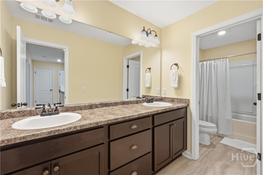 Offering space, thoughtful updates, and everyday convenience - photo 18