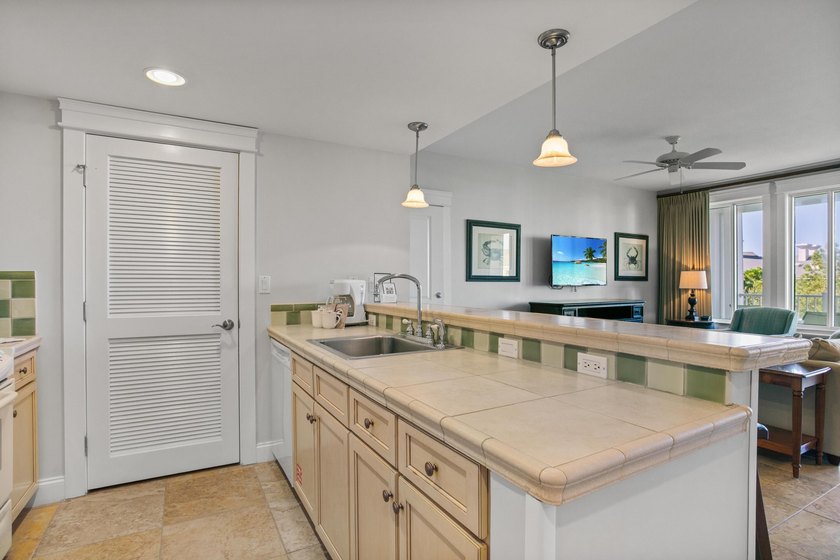 Perched on the 5th floor of Grand Sandestin, this beautifully - photo 5