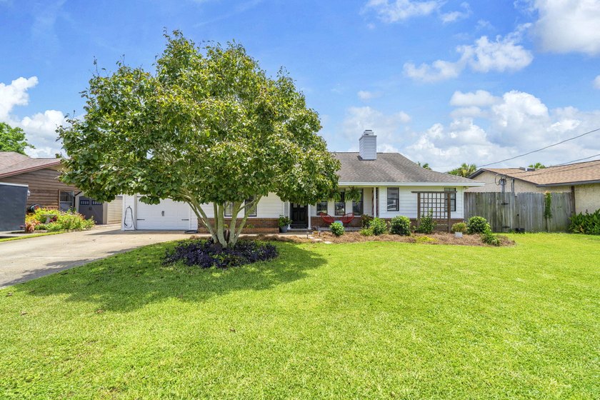 Perfectly positioned in the heart of Destin, this charming - photo 2