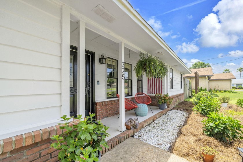 Perfectly positioned in the heart of Destin, this charming - photo 4