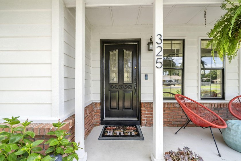 Perfectly positioned in the heart of Destin, this charming - photo 5