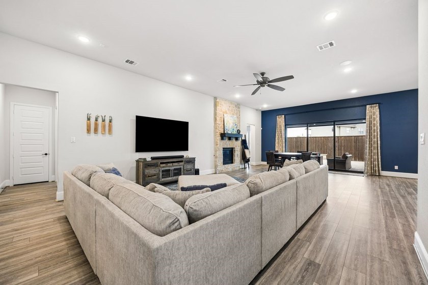 Welcome to 2700 Castlebridge in desired Waterford Point - The - photo 14