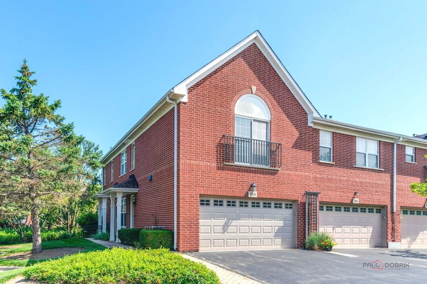 Welcome to this bright and spacious end-unit townhouse in the - photo 2