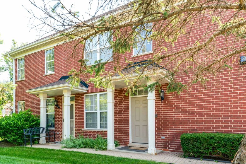 Welcome to this bright and spacious end-unit townhouse in the - photo 3