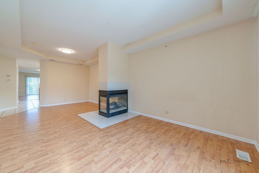 Welcome to this bright and spacious end-unit townhouse in the - photo 8