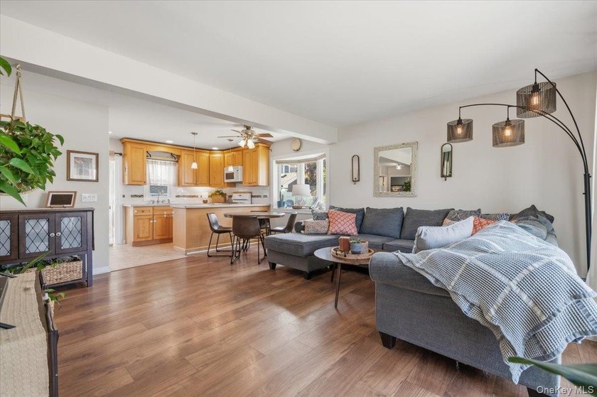 Welcome to 104 Franklin Place - a beautifully updated Cape - photo 4