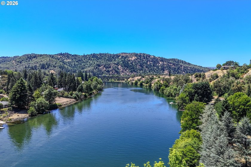Luxury waterfront living on the backwaters of the North Umpqua - photo 2