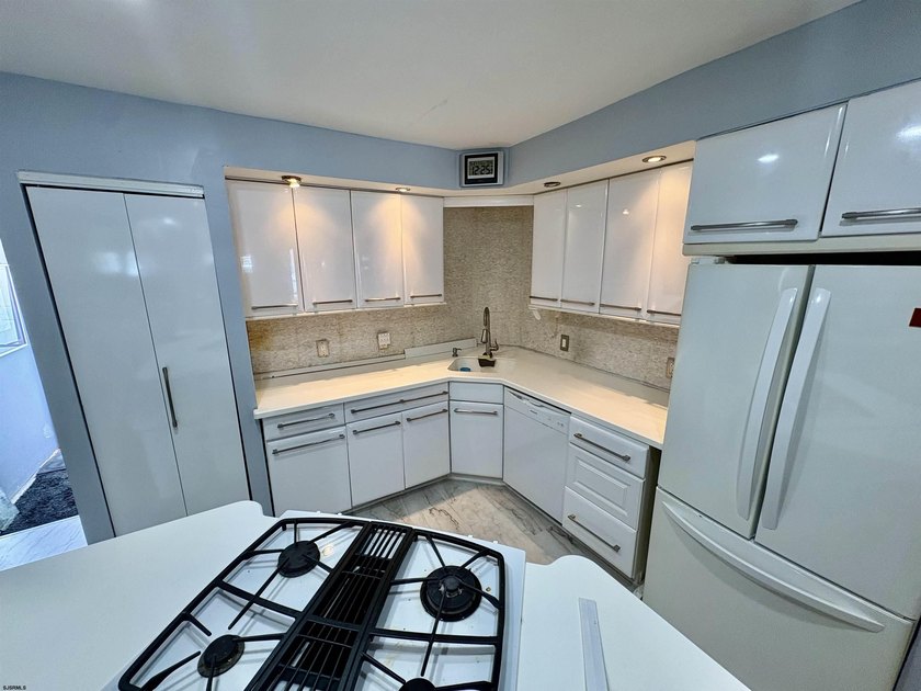 Adorable townhouse boasting an open and inviting floor plan. The - photo 4