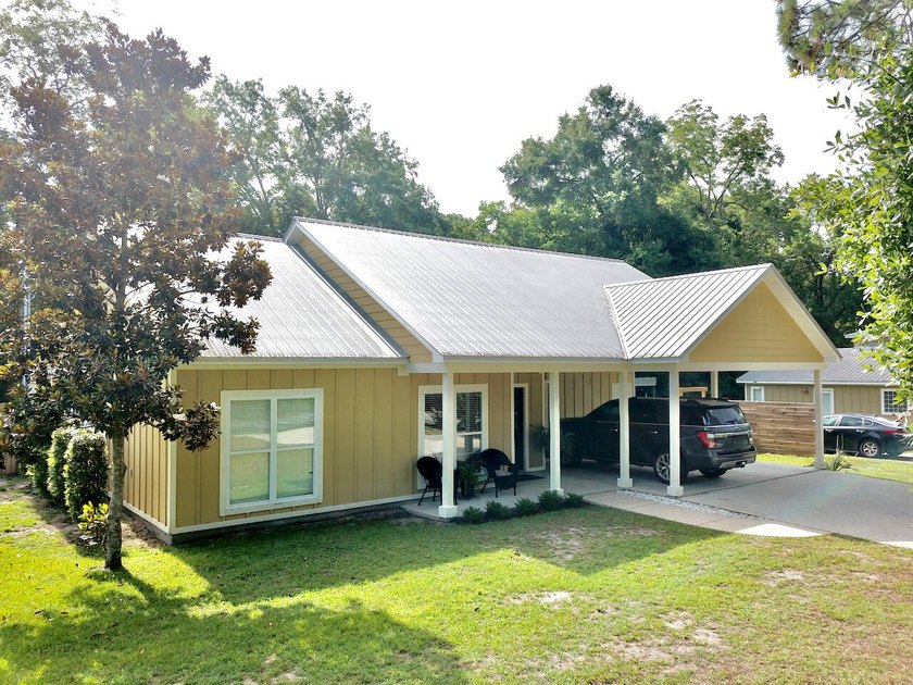 Welcome to this charming and spacious home in the heart of - photo 2