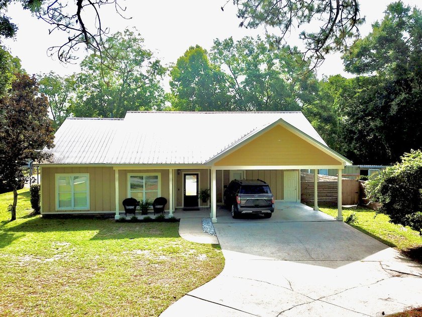 Welcome to this charming and spacious home in the heart of - photo 3