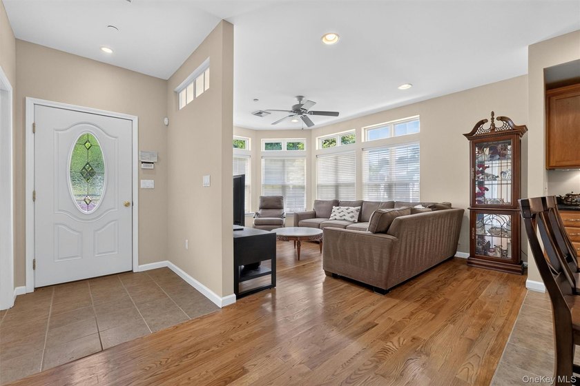 The BEST unit in Stoneleigh Woods is a bright, first floor end - photo 8