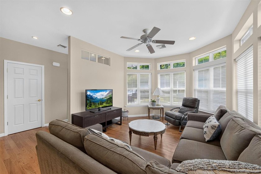 The BEST unit in Stoneleigh Woods is a bright, first floor end - photo 9