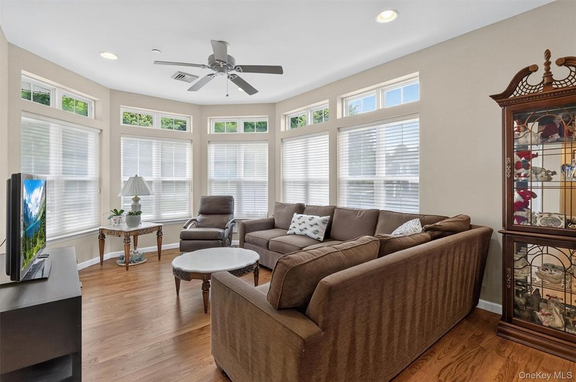 The BEST unit in Stoneleigh Woods is a bright, first floor end - photo 10