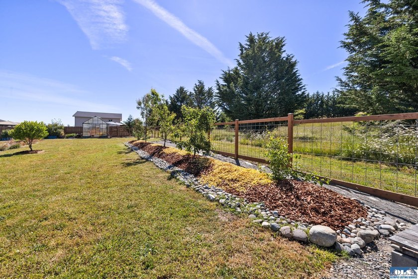 Welcome to this beautifully maintained 3-bedroom, 2-bath - photo 42