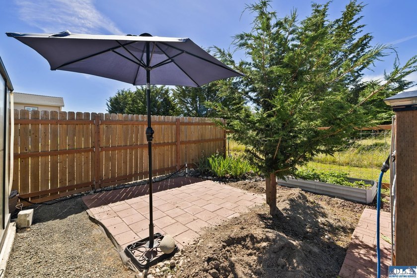 Welcome to this beautifully maintained 3-bedroom, 2-bath - photo 44