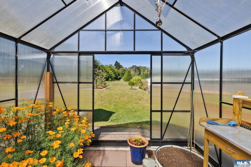 Welcome to this beautifully maintained 3-bedroom, 2-bath - photo 46