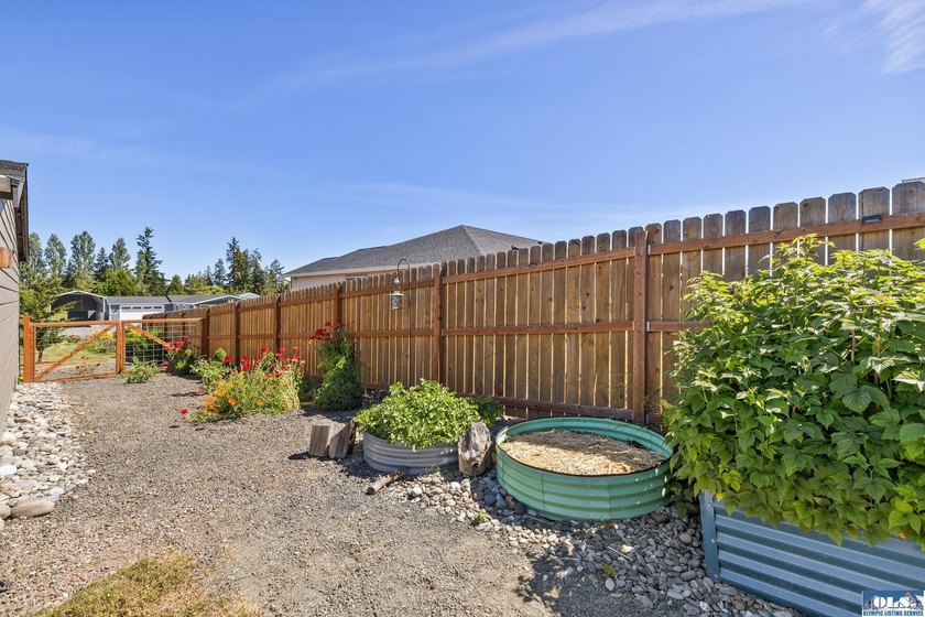 Welcome to this beautifully maintained 3-bedroom, 2-bath - photo 49