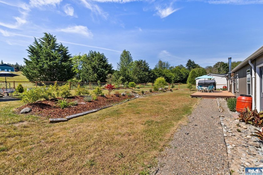 Welcome to this beautifully maintained 3-bedroom, 2-bath - photo 50