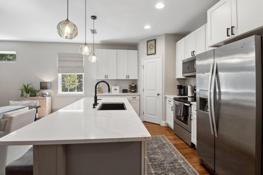 Welcome home to this beautifully maintained one-owner residence - photo 4