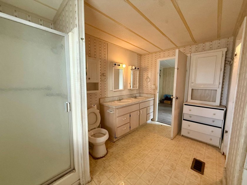 HANDYMAN SPECIAL! SELLER MOTIVATED! 1980 2 Bed - 2 Bath FIXER - photo 15