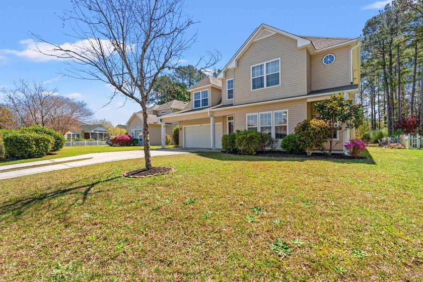 Welcome to this spacious and beautifully updated 5-bedroom, 3 - photo 4